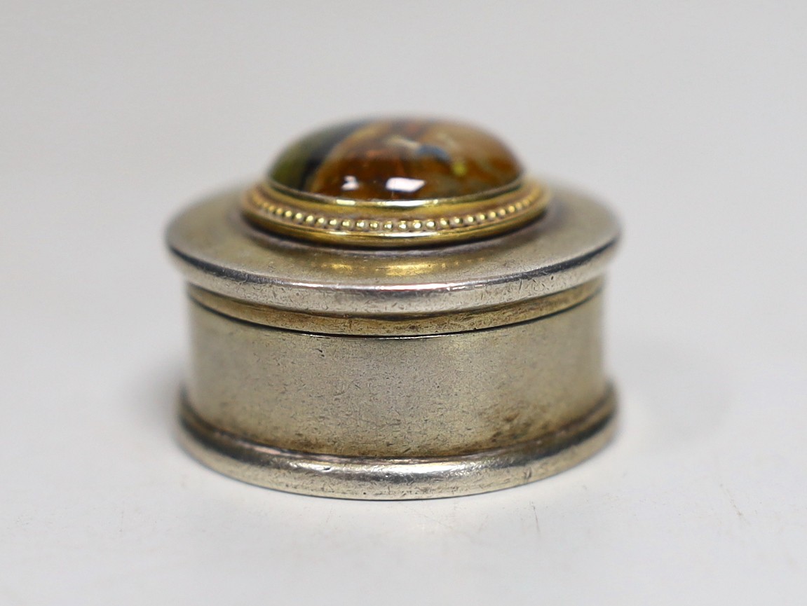 A George V silver and Essex crystal inset pill box, the crystal depicting a horse and jockey, maker CE, London, 1933, diameter 32mm.